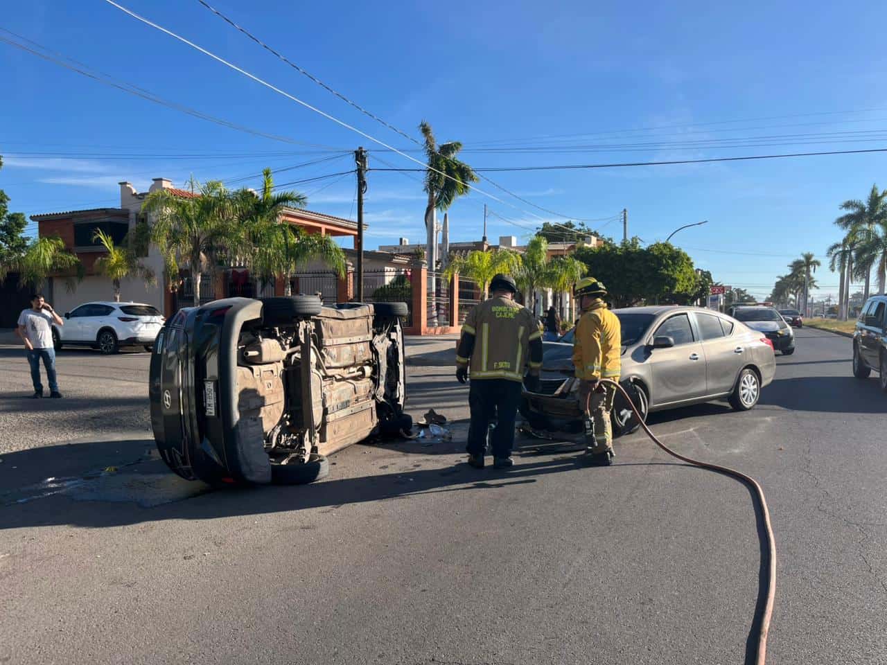 Vuelca automóvil en la calle Náinari de Ciudad Obregón