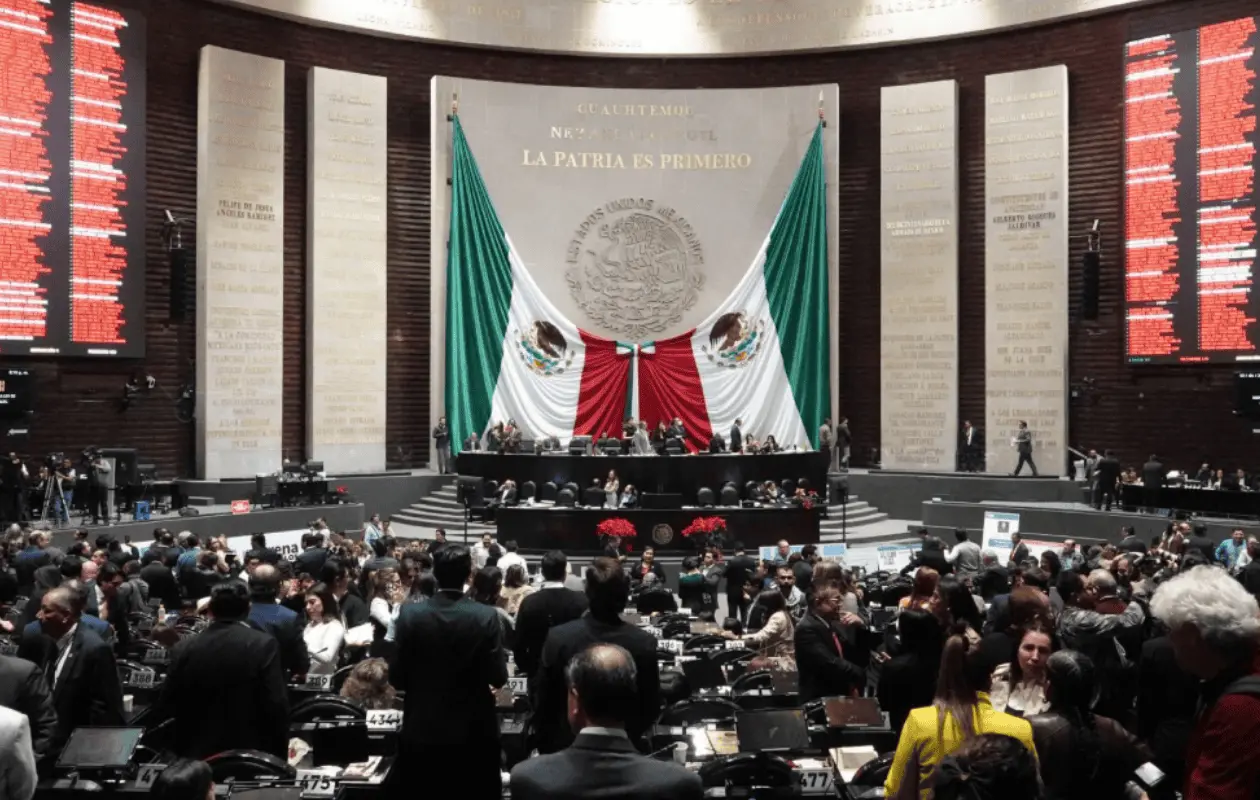 El dictamen avanzó con 328 votos de Morena y aliados.