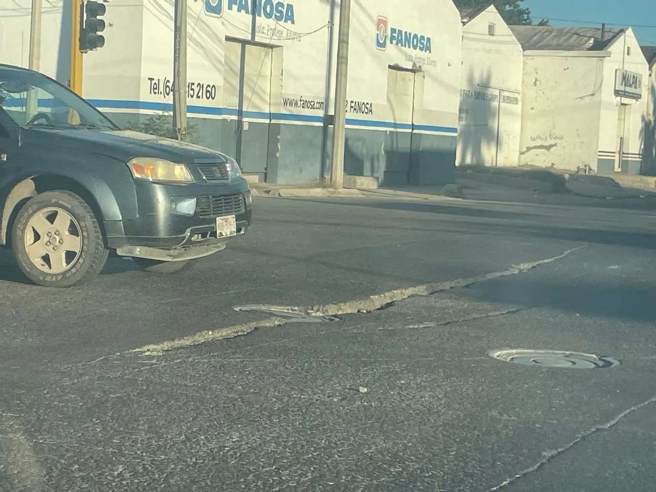 Se levantan losas de asfalto en la calle 200 de Cajeme