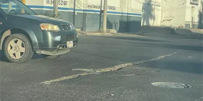 Se levantan losas de asfalto en la calle 200 de Cajeme