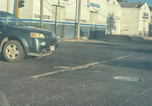 Se levantan losas de asfalto en la calle 200 de Cajeme