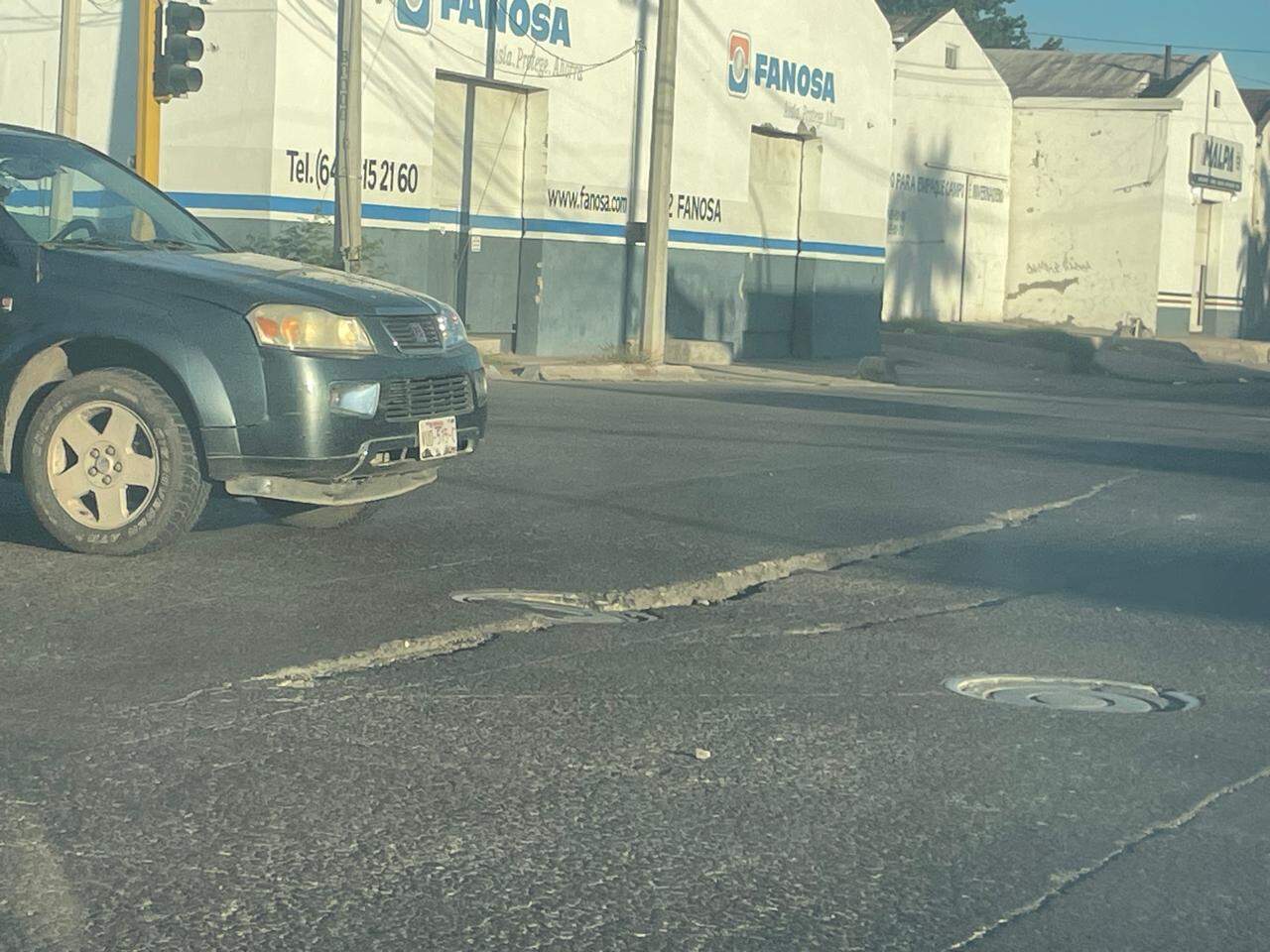 Se levantan losas de asfalto en la calle 200 de Cajeme