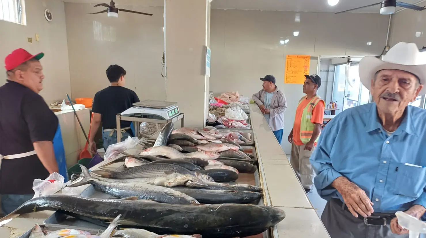 Bajan ventas de pescados y mariscos en Cajeme