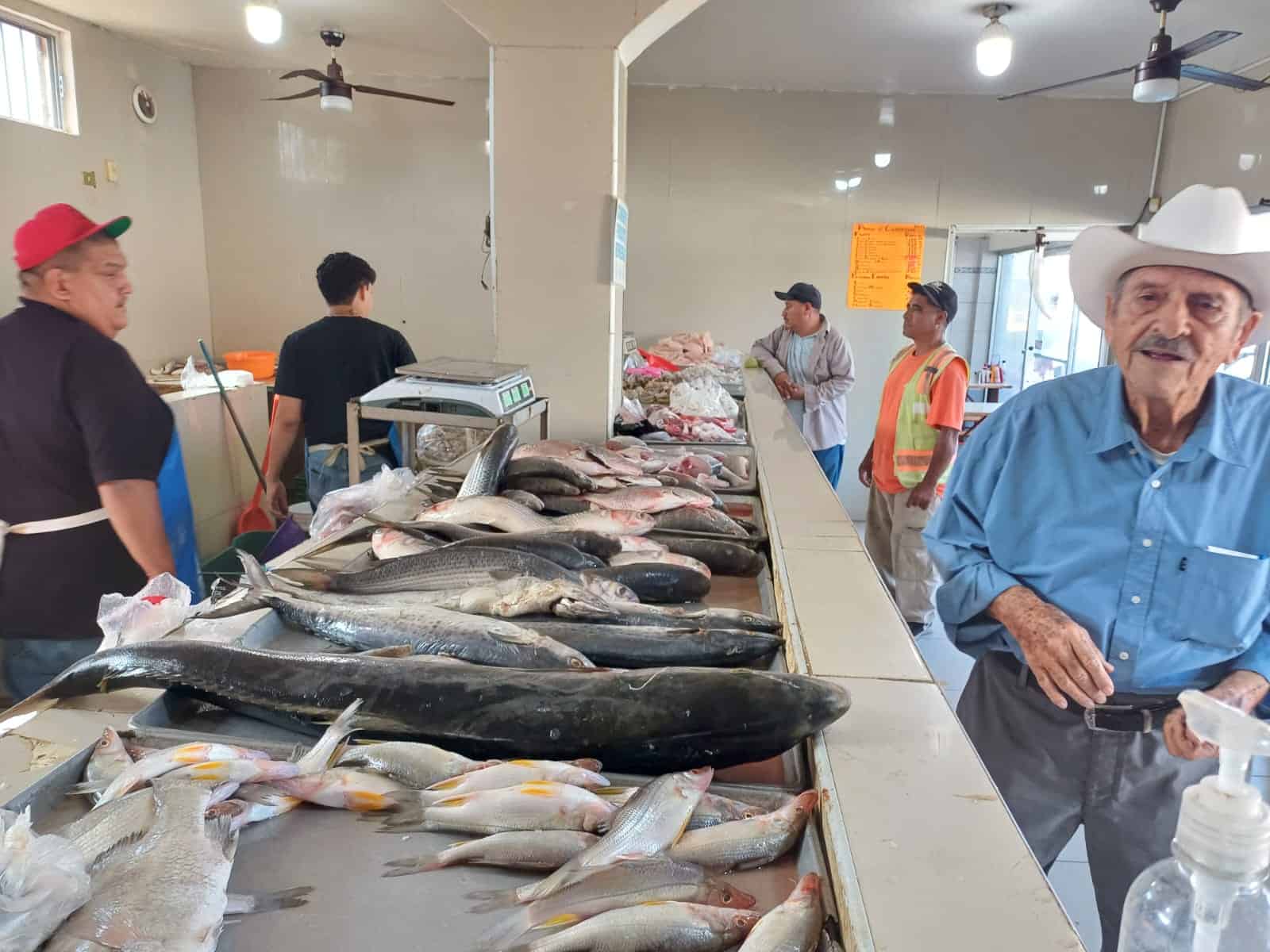 Bajan ventas de pescados y mariscos en Cajeme