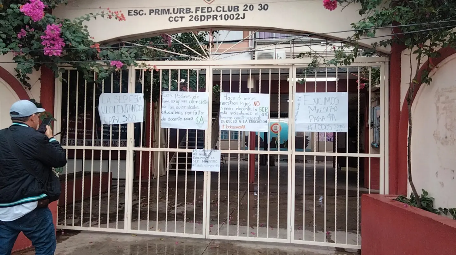 Los padres de familia instalaron pancartas por fuera del plantel educativo para exigir que se solucione el problema de la falta de docente