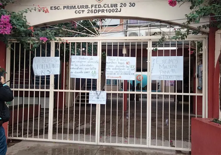 Padres de familia toman primaria en Obregón: Exigen maestro de planta