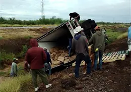 Vuelca tráiler en carretera Ciudad Obregón – Guaymas