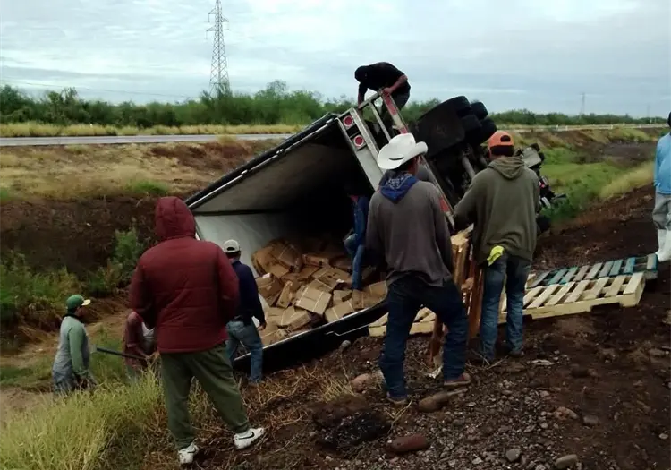 Vuelca tráiler en carretera Ciudad Obregón – Guaymas