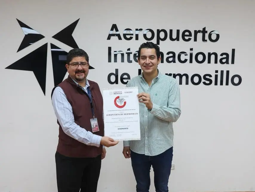 Director del Aeropuerto Internacional de Hermosillo, Humberto Sandoval y Roberto Gradillas Pineda, Secretario de Economía y Turismo del Estado de Sonora