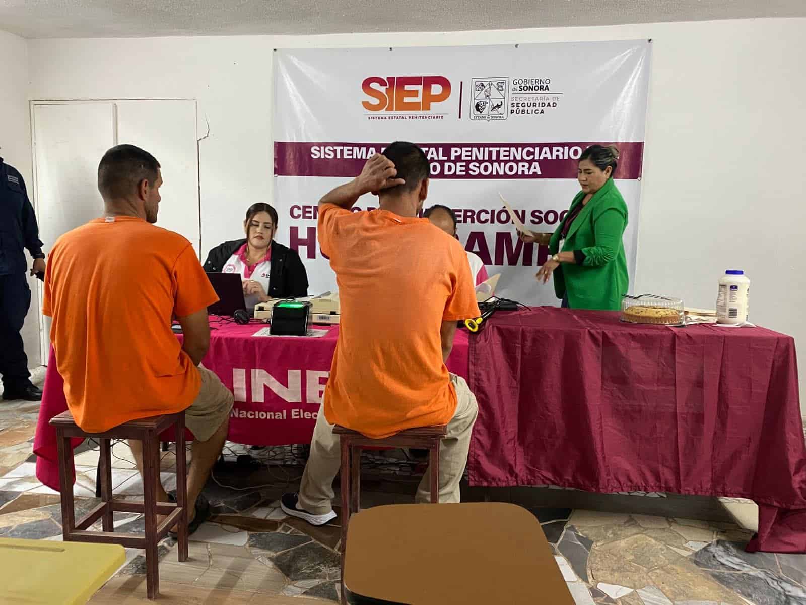 Tramitan credencial del INE en Cereso de Huatabampo