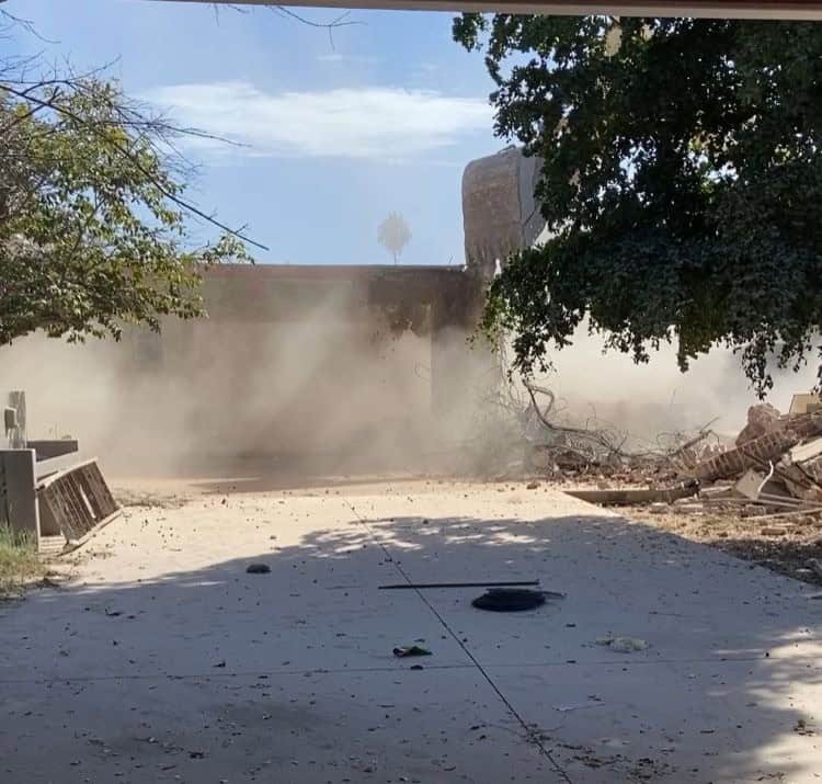 Recuerdos caen junto a paredes de la escuela Fausto Topete