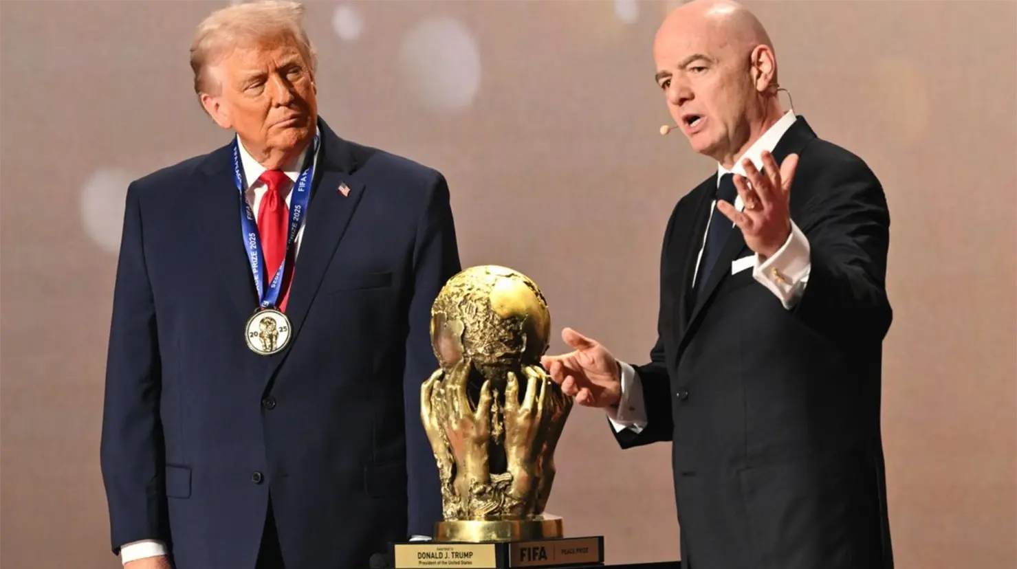 Trump recibe el Premio FIFA de la Paz durante la ceremonia del sorteo del Mundial 2026