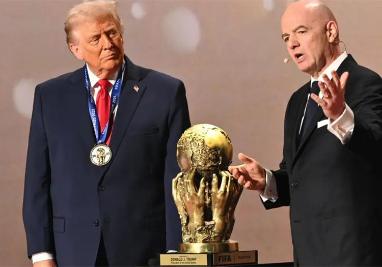 Trump recibe el Premio FIFA de la Paz durante la ceremonia del sorteo del Mundial 2026