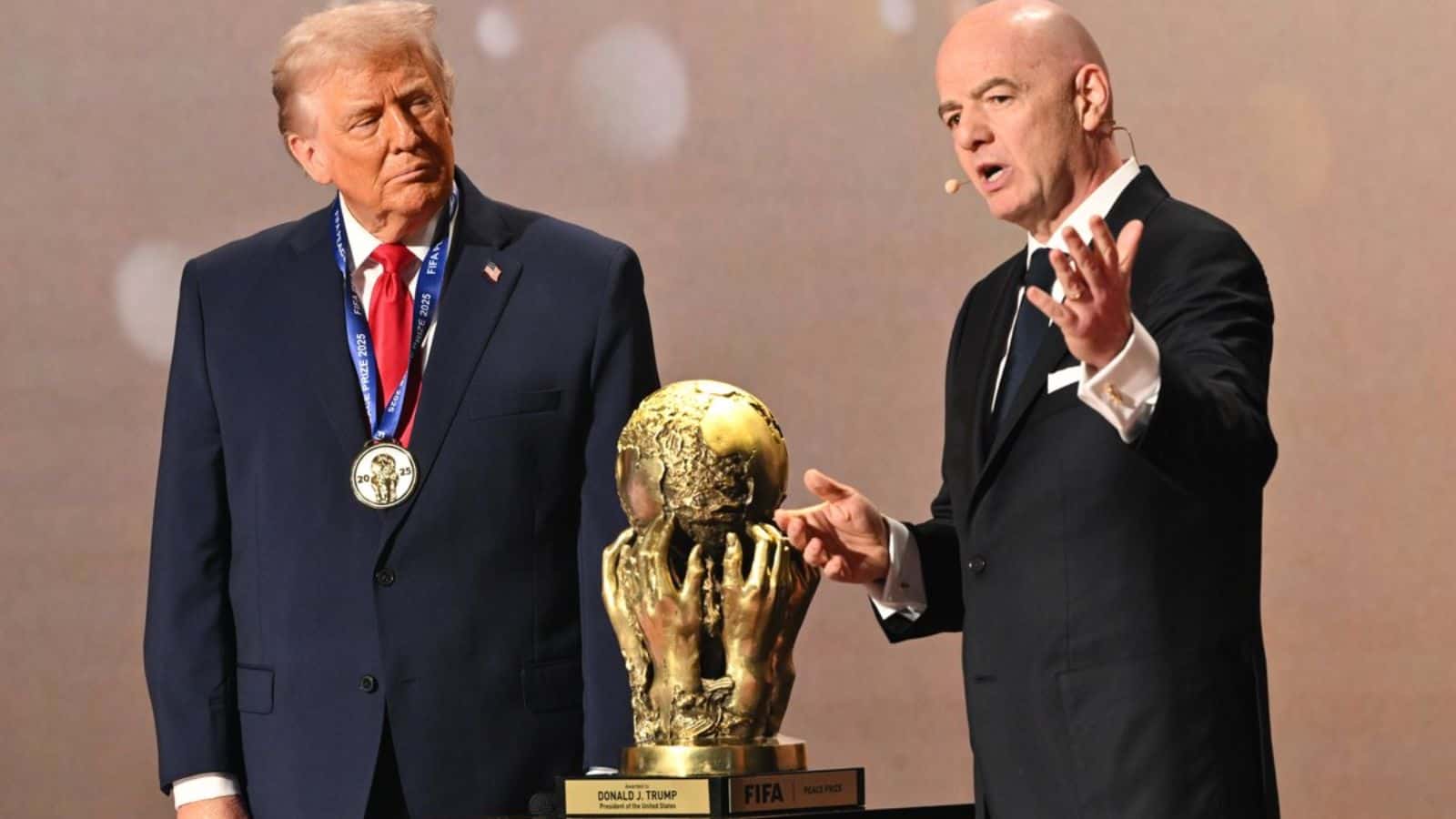 Trump recibe el Premio FIFA de la Paz durante la ceremonia del sorteo del Mundial 2026
