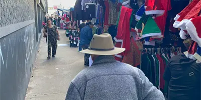 Se instalan vendedores navideños en el centro de Obregón