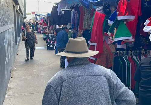 Se instalan vendedores navideños en el centro de Obregón Se instalan vendedores navideños en el centro de Obregón