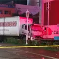 Balean a chofer de paquetería y descubren auto robado en su camión frente al ayuntamiento de Culiacán