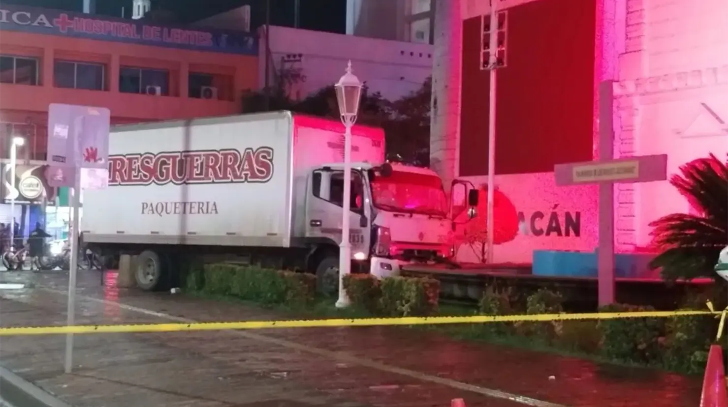 Balean a chofer de paquetería y descubren auto robado en su camión frente al ayuntamiento de Culiacán