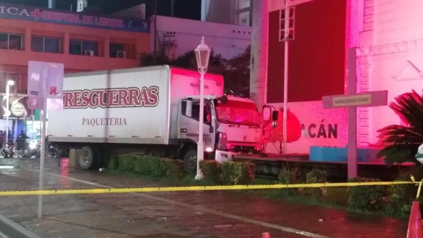 Balean a chofer de paquetería y descubren auto robado en su camión frente al ayuntamiento de Culiacán