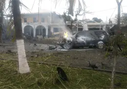 Explosión de auto bomba en Coahuayana, Michoacán, deja dos muertos y varios heridos Explosión de auto bomba en Coahuayana, Michoacán, deja dos muertos y varios heridos