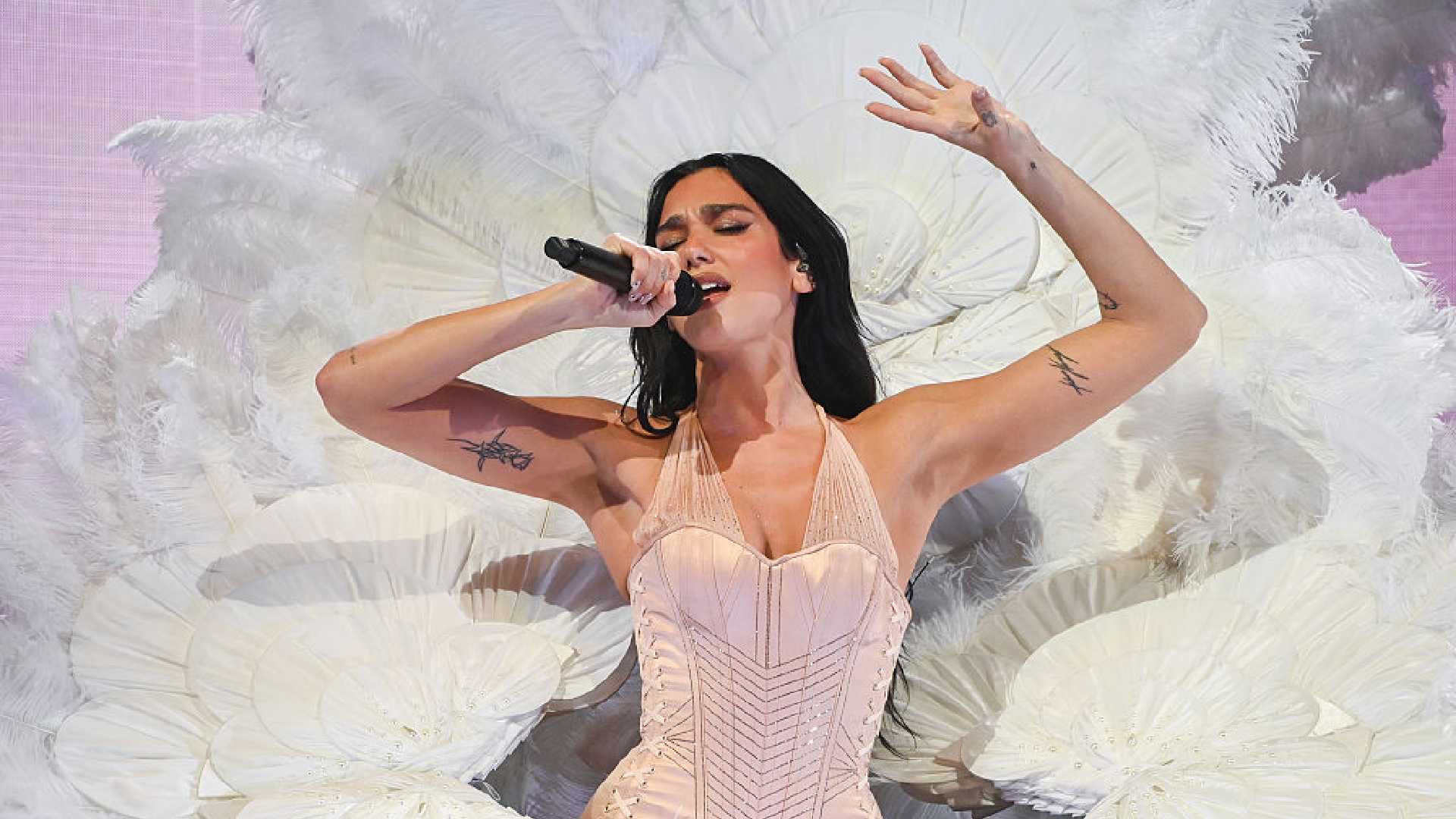 Dua Lipa cierra su gira en la CDMX con homenajes a grandes artistas latinoamericanos: Estos fueron los covers que cantó