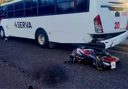 Muere motociclista tras chocar contra un camión de personal en Nuevo Nogales