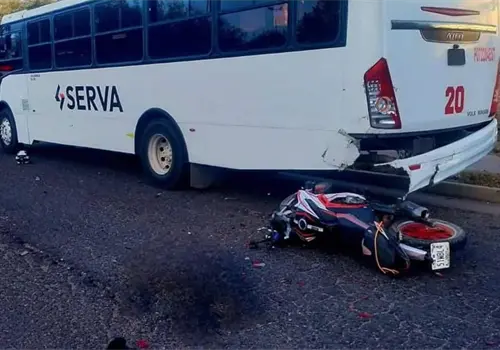 Muere motociclista tras chocar contra un camión de personal en Nuevo Nogales Muere motociclista tras chocar contra un camión de personal en Nuevo Nogales
