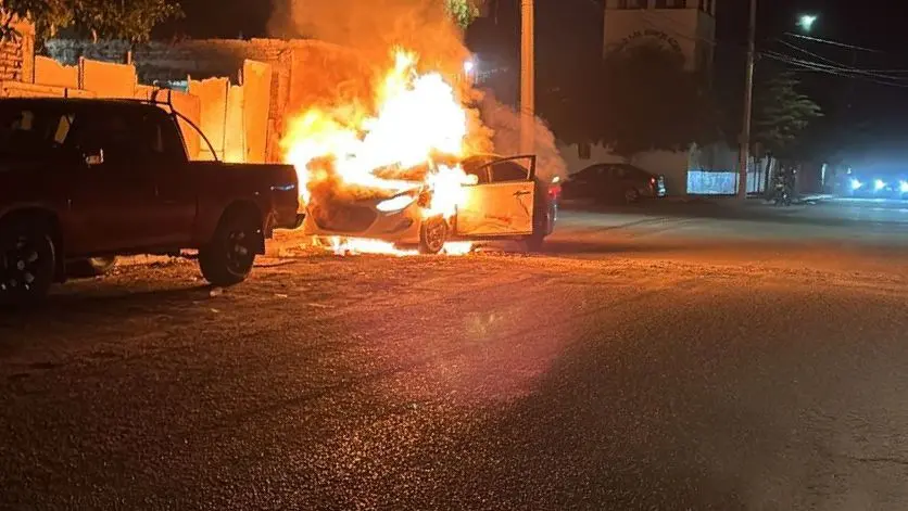 Arde automóvil en la colonia Libertad de Ciudad Obregón