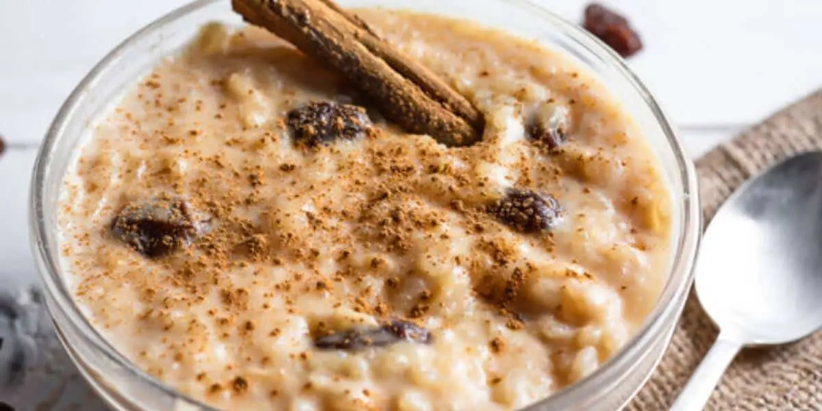 ¿Buscas un postre cremoso y reconfortante? Descubre cómo preparar este arroz con leche de café / Imagen: Directo al Paladar México