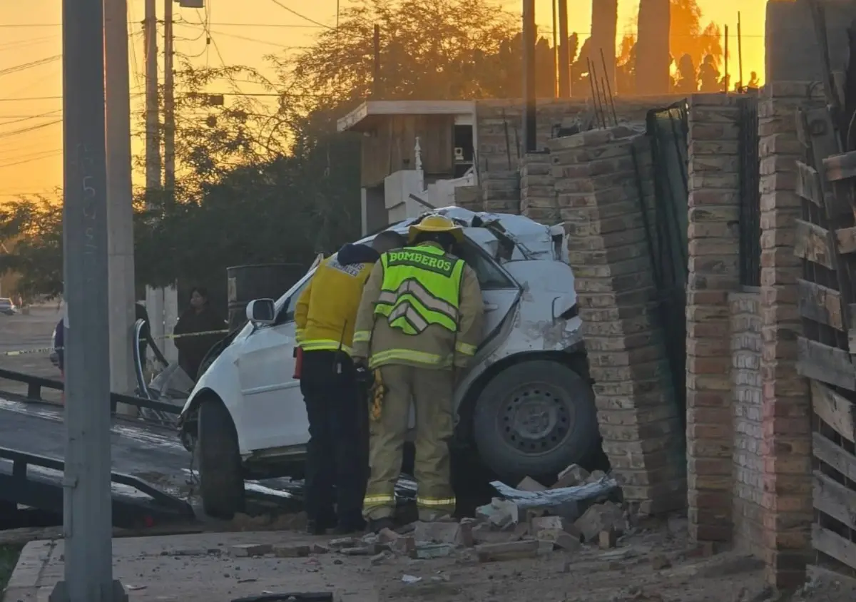 Se estrella vehículo con vivienda en SLRC; hay dos muertos