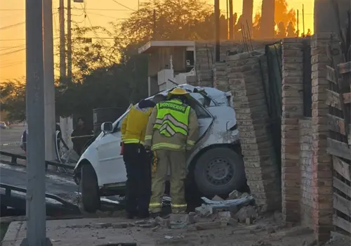 Se estrella vehículo con vivienda en SLRC; hay dos muertos Se estrella vehículo con vivienda en SLRC; hay dos muertos