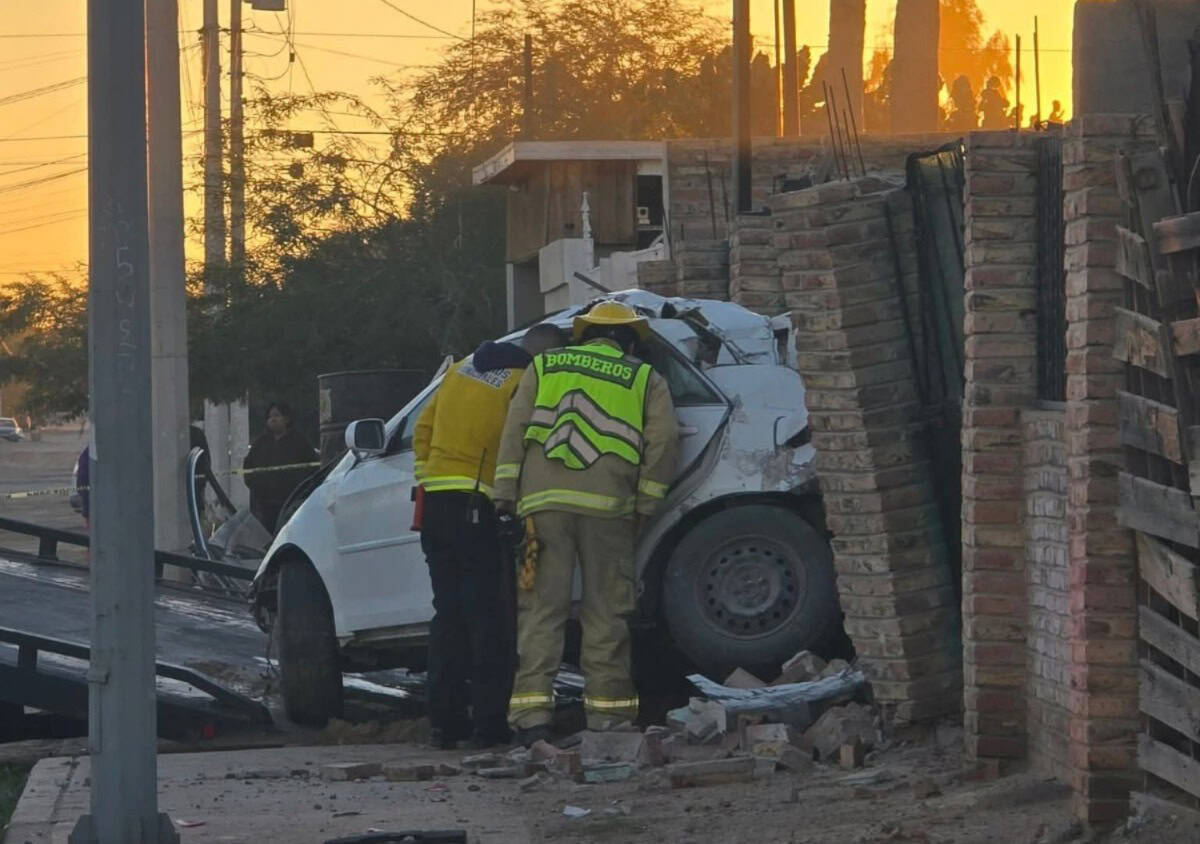Se estrella vehículo con vivienda en SLRC; hay dos muertos
