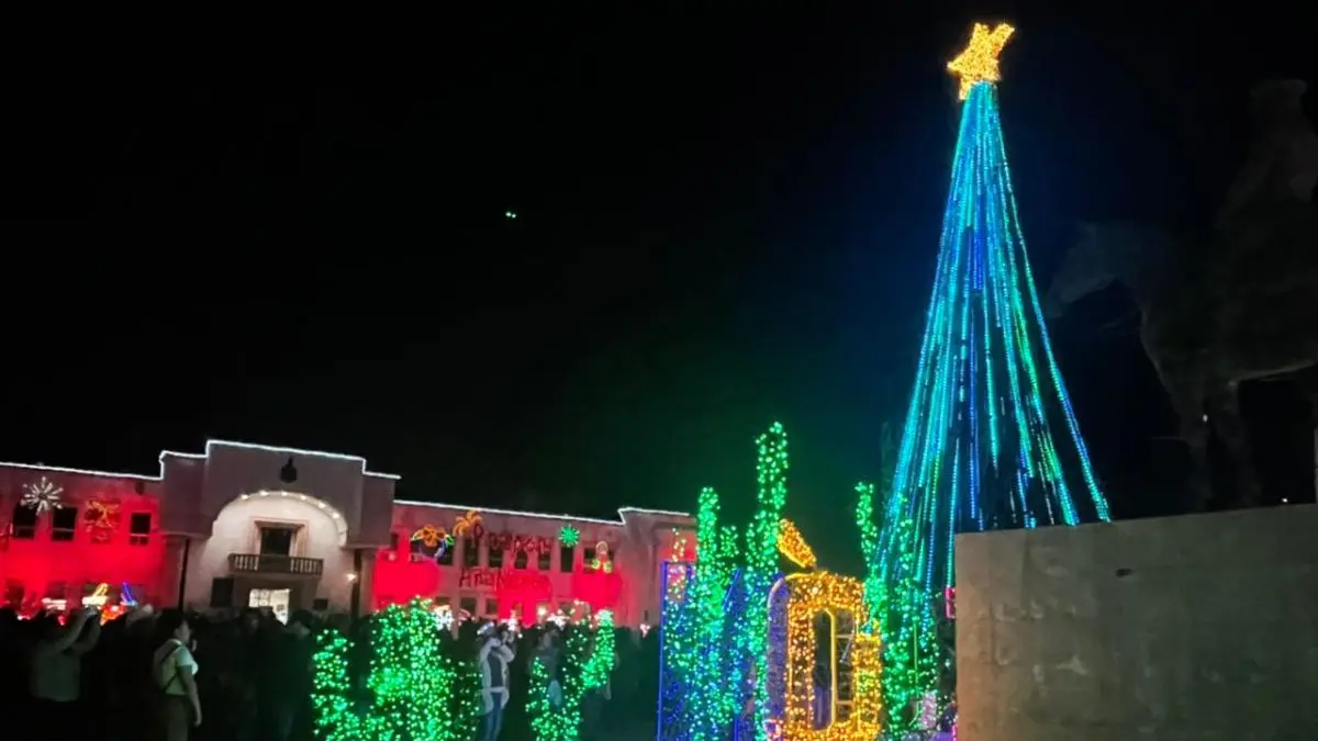 Cajeme se ilumina con encendido del &aacute;rbol navide&ntilde;o