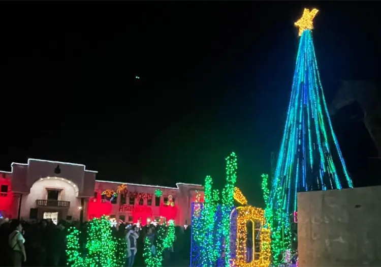 Cajeme se ilumina con encendido del árbol navideño