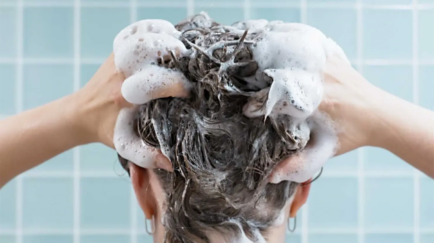 Profeco alerta sobre los riesgos de usar shampoos con químicos que pueden dañar el cabello