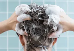 Profeco alerta sobre los riesgos de usar shampoos con químicos que pueden dañar el cabello Profeco alerta sobre los riesgos de usar shampoos con químicos que pueden dañar el cabello