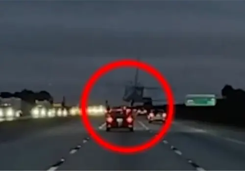 Avión se desploma y aterriza sobre carro en autopista de florida Avión se desploma y aterriza sobre carro en autopista de florida