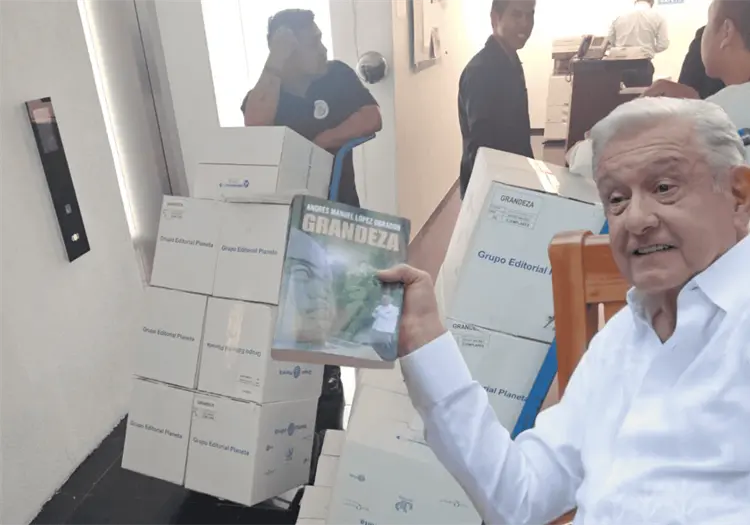 Adán Augusto López entrega 17 mil libros de "Grandeza" de AMLO a senadores de Morena