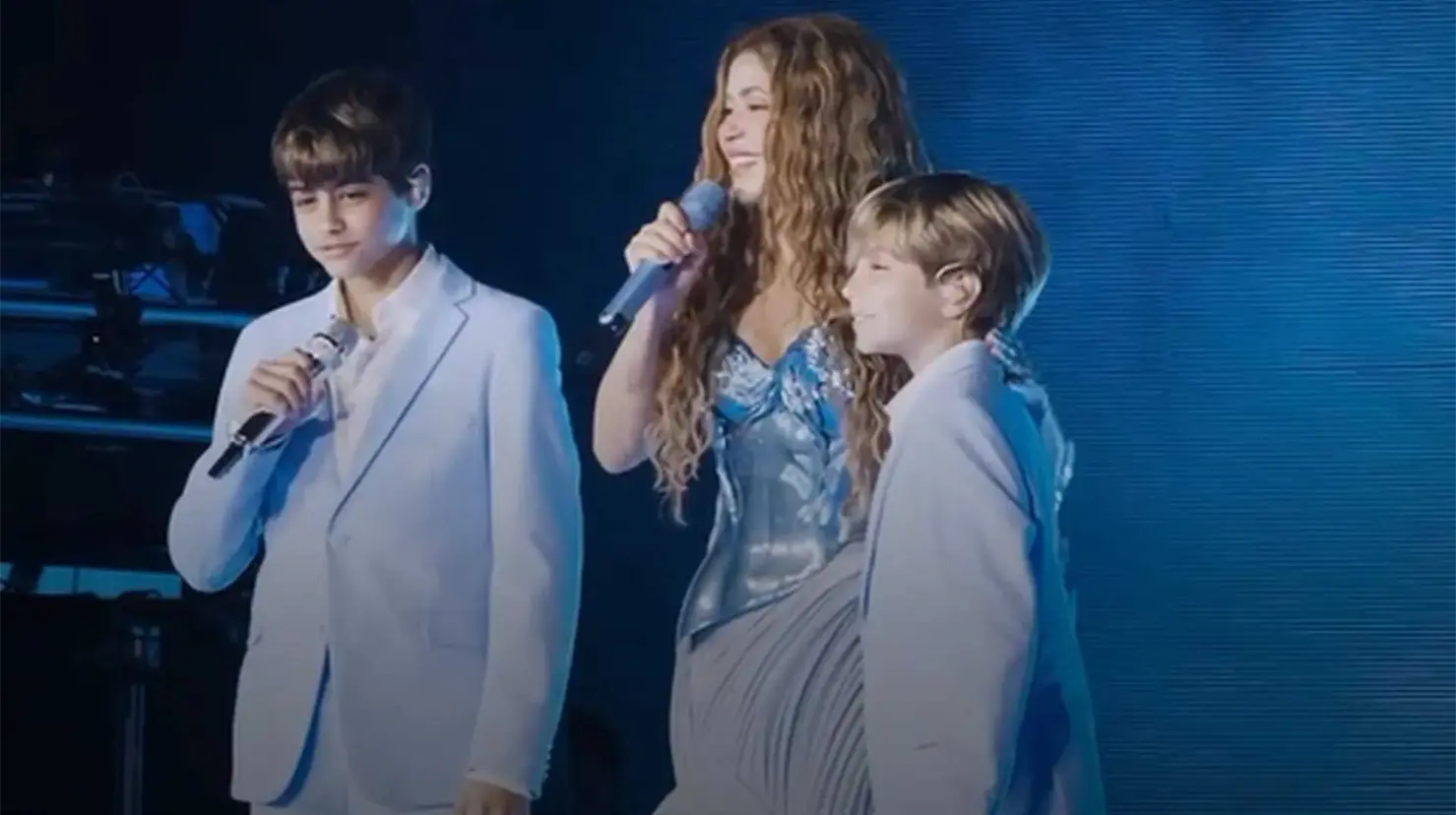 VIDEO| Shakira sorprende en Buenos Aires al cantar "Acróstico" junto a sus hijos