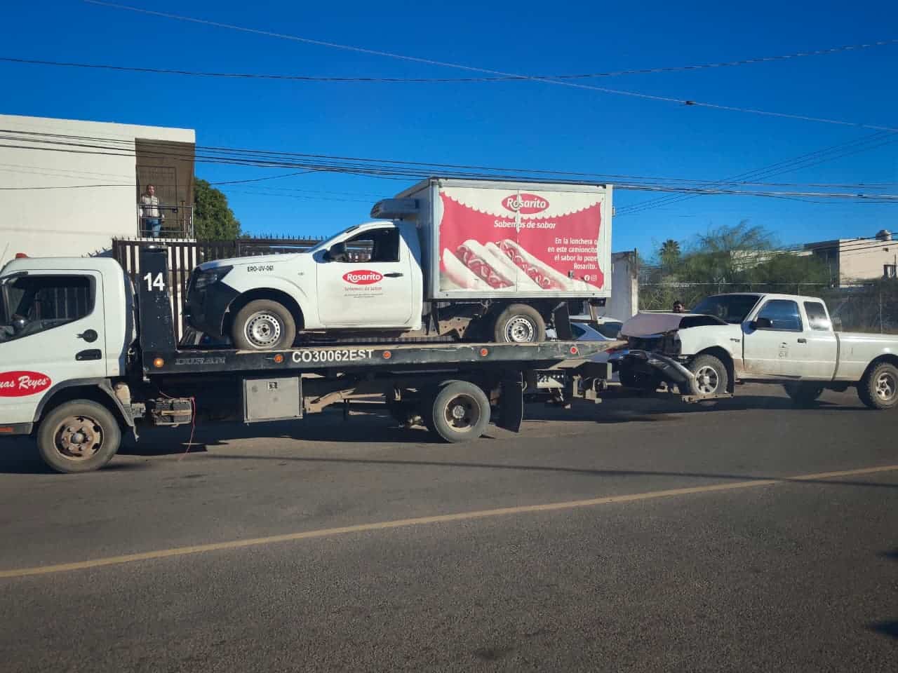 Vuelca camioneta en la calle Tabasco de Ciudad Obregón