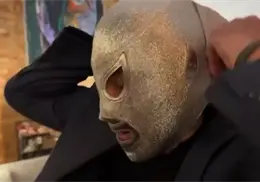 El adiós del hijo del santo. El luchador se quita la máscara por primera vez El adiós del hijo del santo. El luchador se quita la máscara por primera vez