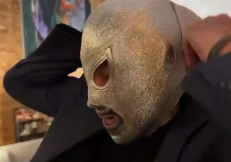 El adiós del Hijo del Santo. El luchador se quita la máscara por primera vez