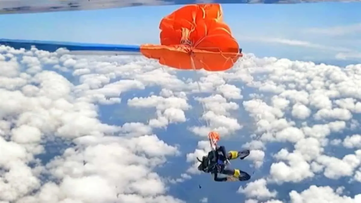 VIDEO | Paracaidista queda colgado del ala de un avión en Australia