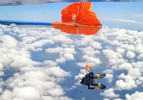 VIDEO | Paracaidista queda colgado del ala de un avión en Australia