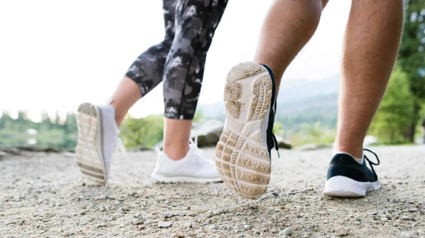 Retro-walking: el ejercicio innovador que protege las rodillas y mejora la movilidad en adultos mayores