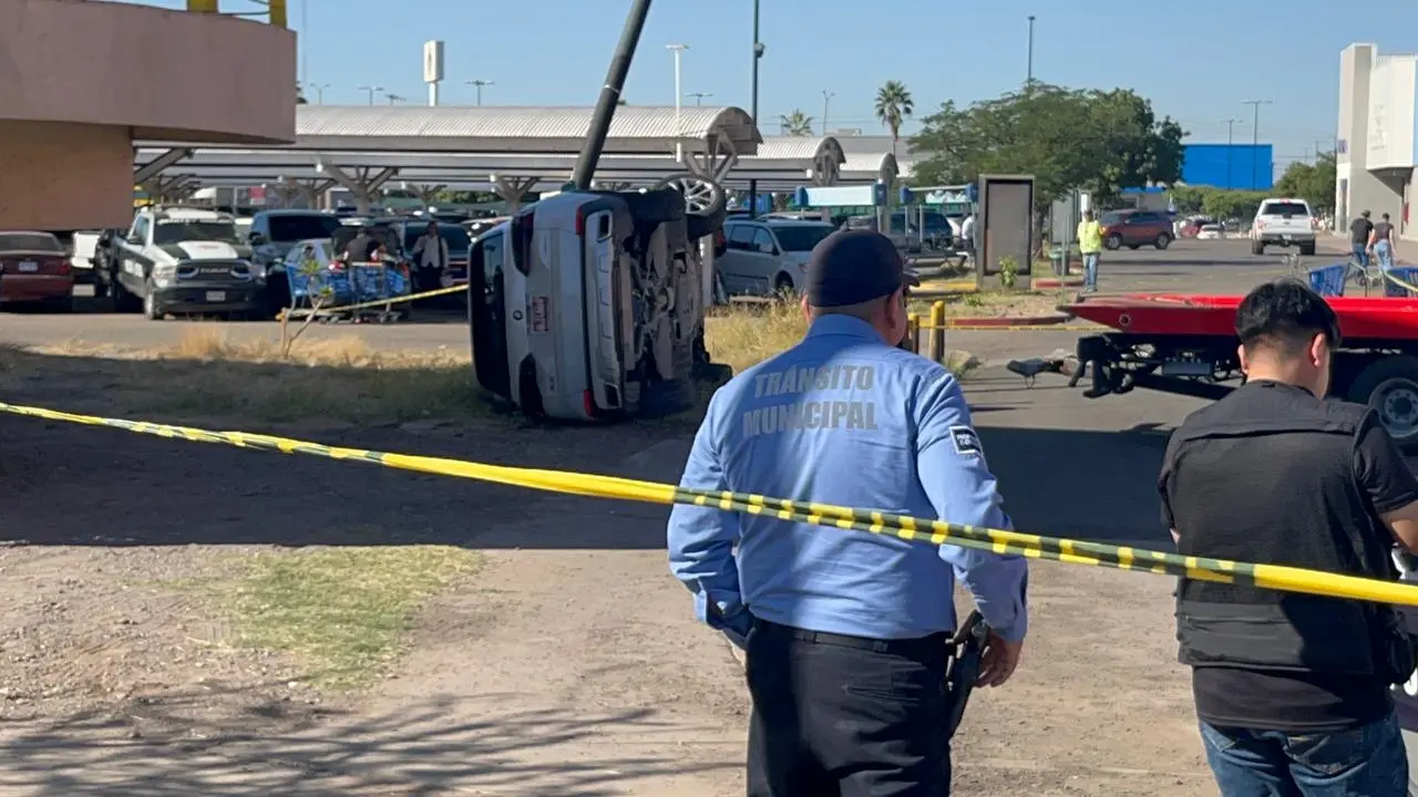Vuelca camioneta en estacionamiento de supermercado de Ciudad Obregón