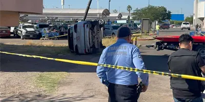 Vuelca camioneta en estacionamiento de supermercado de Ciudad Obregón Vuelca camioneta en estacionamiento de supermercado de Ciudad Obregón