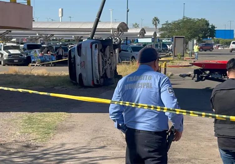 Vuelca camioneta en estacionamiento de supermercado de Ciudad Obregón