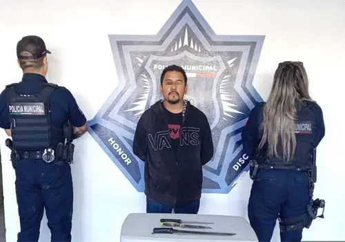 Detienen a violento sujeto al sur de Ciudad Obregón; agredió a su madre e intentó atacar a policías Detienen a violento sujeto al sur de Ciudad Obregón; agredió a su madre e intentó atacar a policías