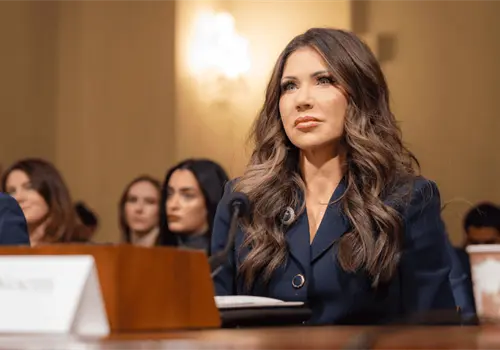 Kristi Noem acusa al Cártel de Sinaloa y al CJNG de generar caos en Estados Unidos Kristi Noem acusa al Cártel de Sinaloa y al CJNG de generar caos en Estados Unidos